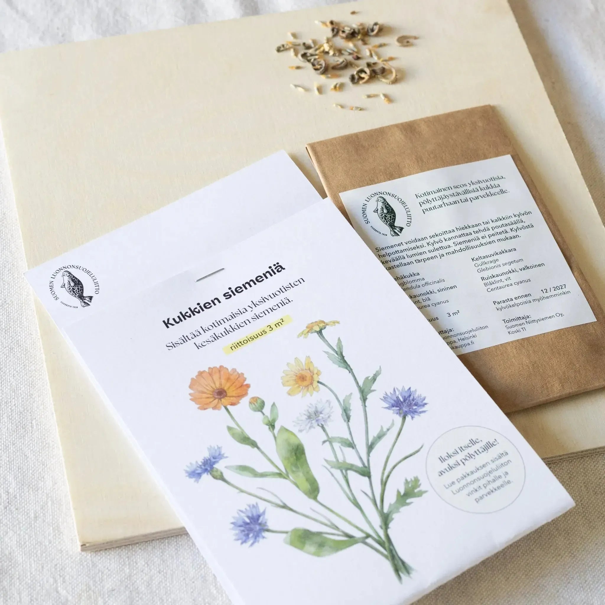 Lahjapaketti: Kalastajahattu ja kukkien siemenet-Lahjasetti-Suomen luonnonsuojeluliiton Luontokauppa