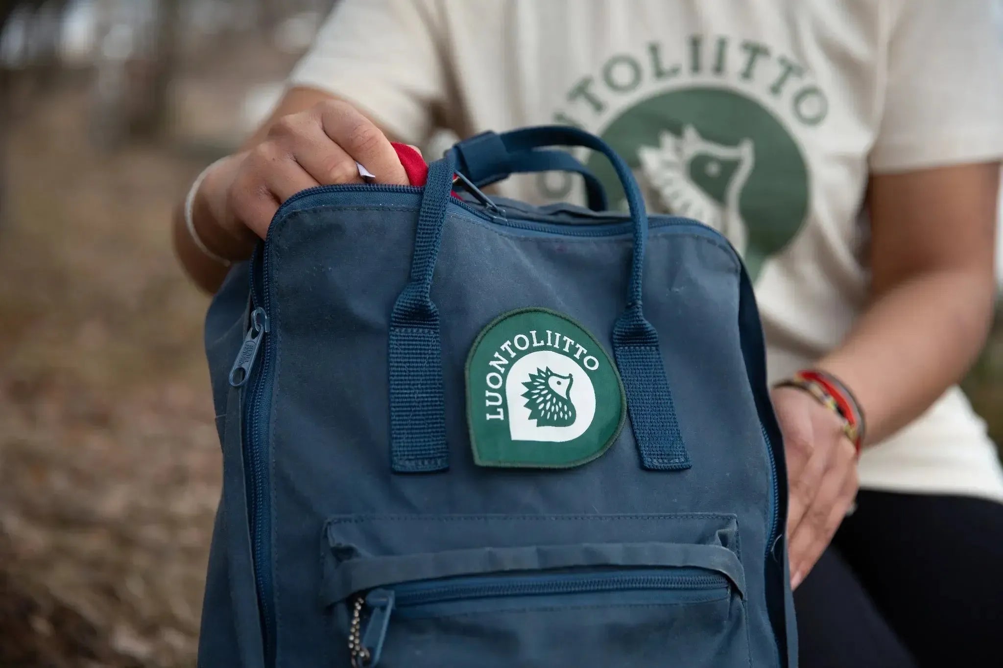 Luontoliitto-kangasmerkki (tumma metsä)-Kangasmerkit ja vaatelaastarit-Suomen luonnonsuojeluliiton Luontokauppa