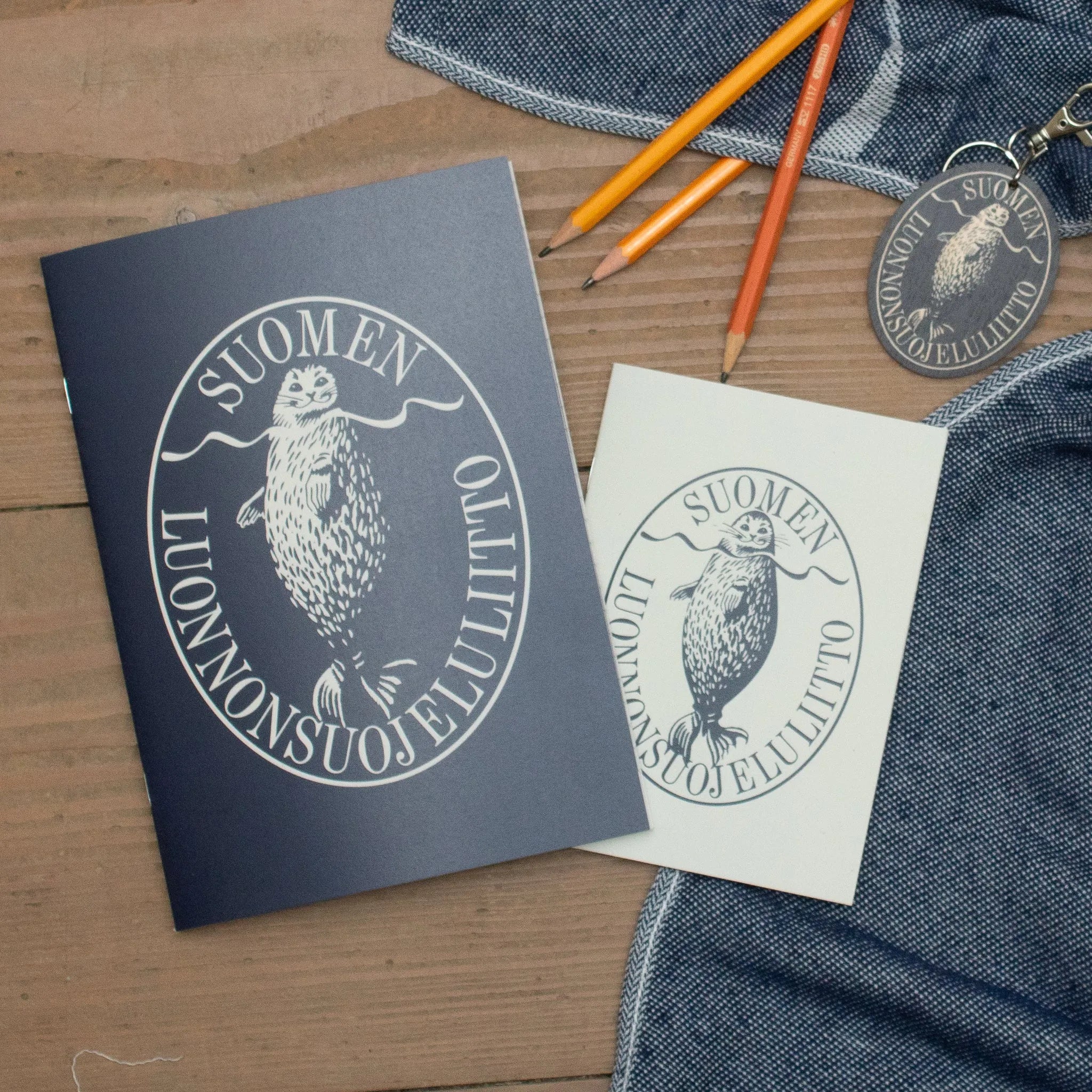 Retrologo -ruutuvihko A5 (mustikansininen)-Vihkot-Suomen luonnonsuojeluliiton Luontokauppa